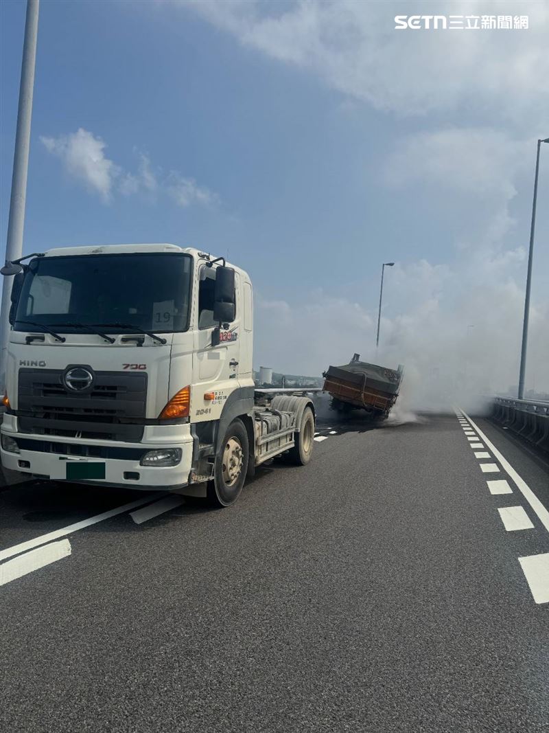 國3苗栗竹南段發生火燒車事故,砂石車後輪起火,火勢一發不可收拾。(圖/翻攝畫面)