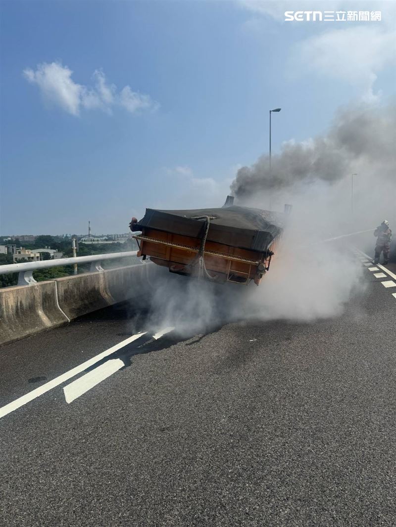國3苗栗竹南段發生火燒車事故,砂石車後輪起火,火勢一發不可收拾。(圖/翻攝畫面)