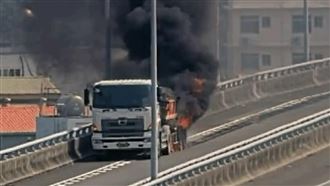 國道3號火燒車！砂石車慘變「風火輪」