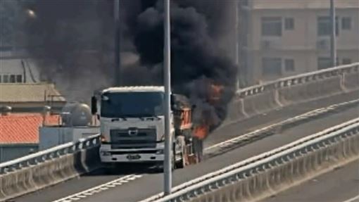國道3號火燒車！砂石車慘變「風火輪」
