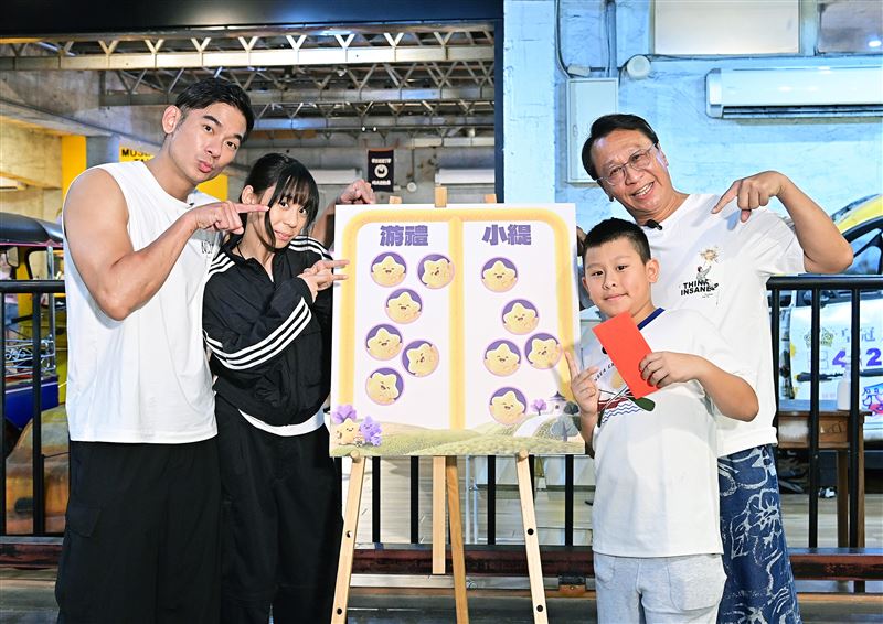 亮哲(左起)與女兒小緹、游安順與兒子游禮一起出遊。圖/台視提供)