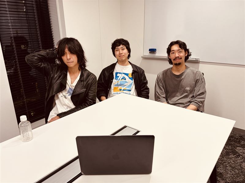 主唱仲川慎之介(左起)、鼓手松本英晃、吉他手石井開30日接受台灣媒體線上聯訪,分享即將來台開唱的心情。(圖/超多毛娛樂提供)