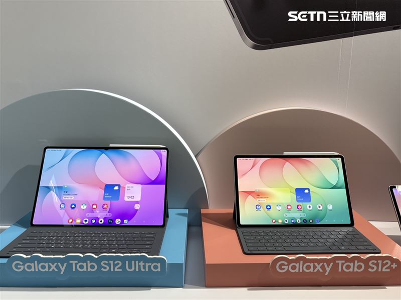 台灣三星今(1)日端出Galaxy Tab S12系列新品,涵蓋14.6吋的Galaxy Tab S12 Ultra與12.6吋的Galaxy Tab S12+兩款機型,一律搭載聯發科天璣9500旗艦處理器,同時結合Galaxy AI、Android 17與One UI 9,並首度內建Adobe Photoshop及Notability。新機建議售價3萬9490元起跳 (圖/記者王文承攝影)