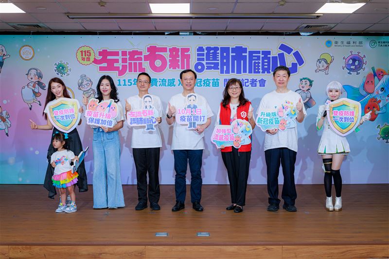 衛福部長石崇良、疾管署長羅一鈞今（1）日出席公費流感及新冠疫苗開打記者會「左流右新 護肺顧心」，並接種疫苗。（圖／疾管署提供）