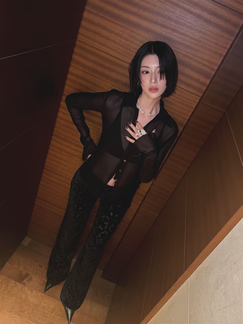 三吉彩花曾說過自己直到20歲都還和爸爸一起洗澡。(圖/翻攝自IG @miyoshi.aa)
