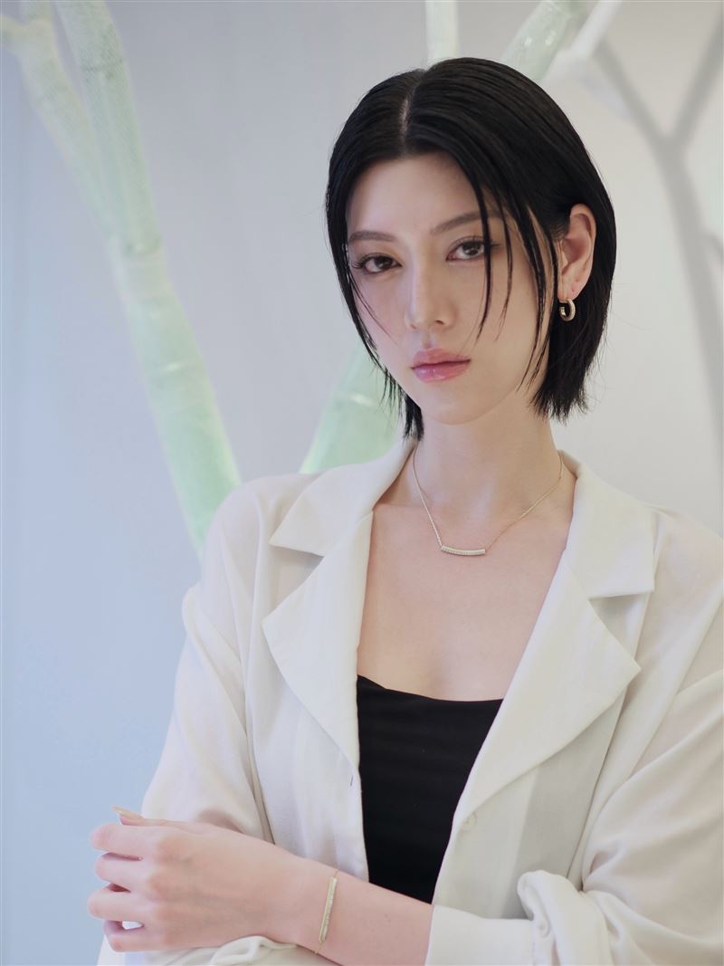 三吉彩花曾說過自己直到20歲都還和爸爸一起洗澡。(圖/翻攝自IG @miyoshi.aa)