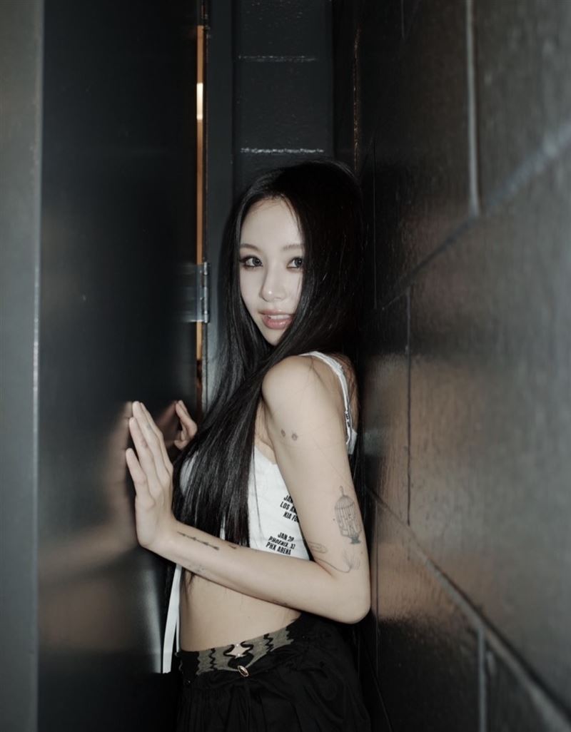 彩瑛2015年以TWICE成員身分出道,近年除了團體活動,也持續展現個人風格。(圖/翻攝自IG@chaeyo.0)