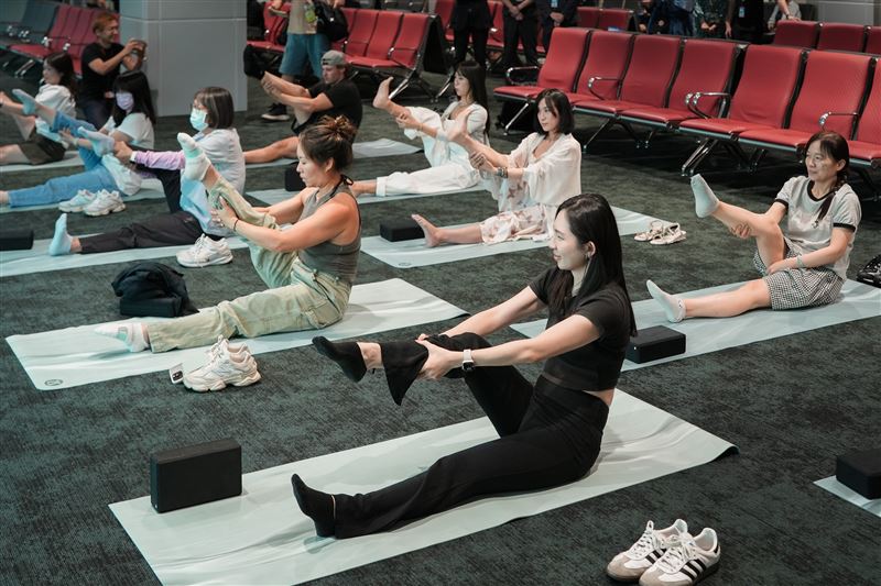 星宇航空特別攜手加拿大專業運動服飾品牌 lululemon,邀請品牌大使親臨現場,於候機室帶領旅客展開瑜伽體驗。(圖/星宇航空提供)
