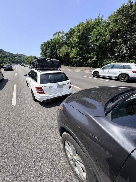 國道3號南向44.1公里土城路段上月19日發生一起車禍事故,72歲曾姓老翁疑似未注意前車狀況釀追撞。(圖/翻攝畫面)