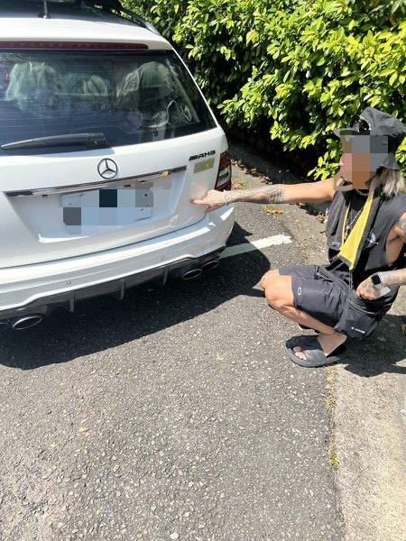 被撞的賓士受有輕微車損,駕駛更目擊曾翁不僅拄著拐杖、需要一旁人攙扶。(圖/翻攝畫面)