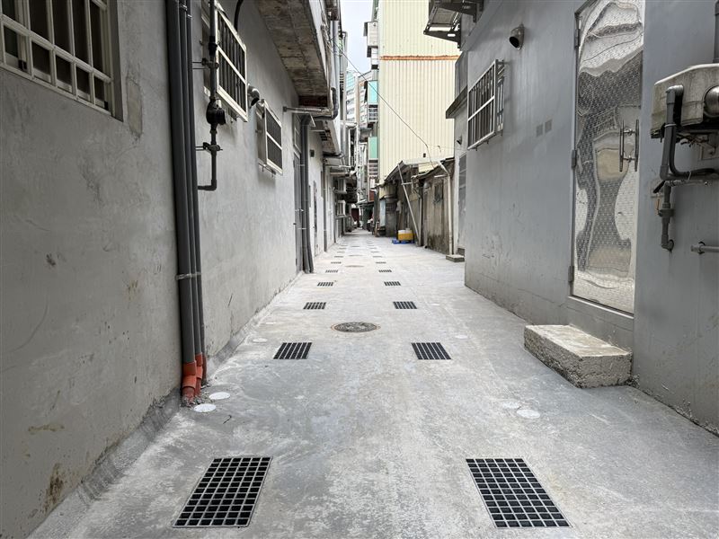 後巷完成後不再惡臭瀰漫,還給市民乾淨的空間。(圖/新北市政府提供)