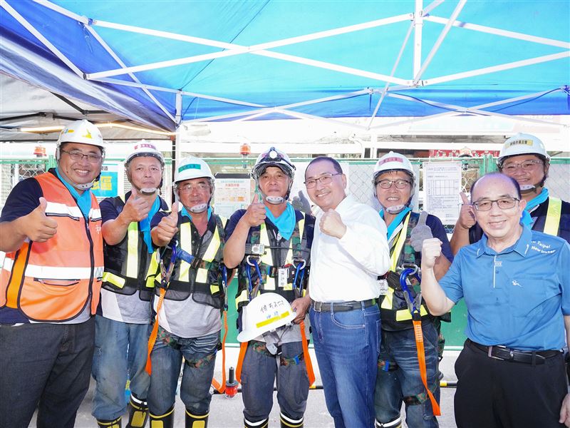 侯友宜市長與第一線污水施工團隊合影,感謝「地下忍者龜」克服萬難、拚出全國第一。(圖/新北市政府提供)