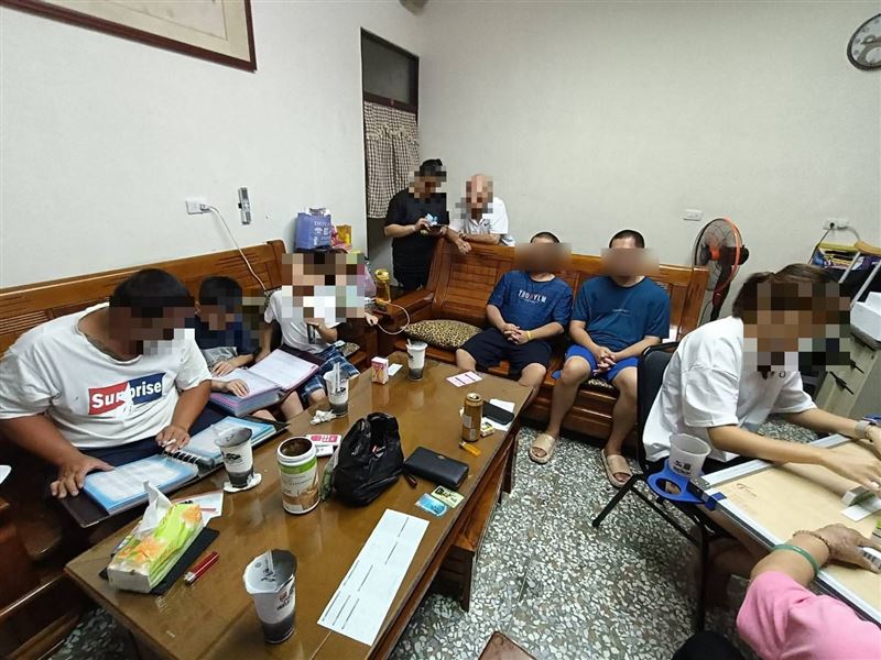 林姓堂哥強調，過戶到名下的土地跟房產是兩位堂弟(穿藍衣者)提議給的報答。(圖／翻攝畫面)