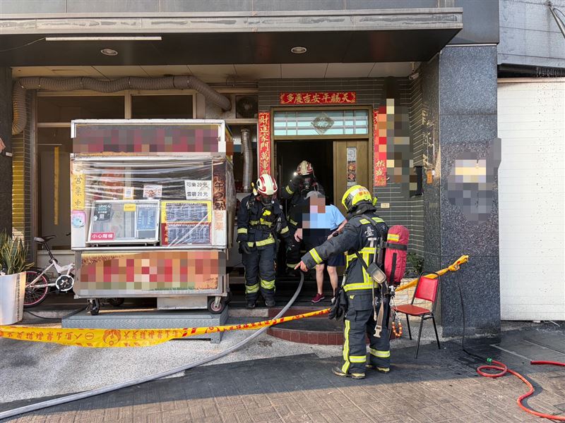 消防員進入火場救出受困的67歲婦人。(圖/翻攝畫面)
