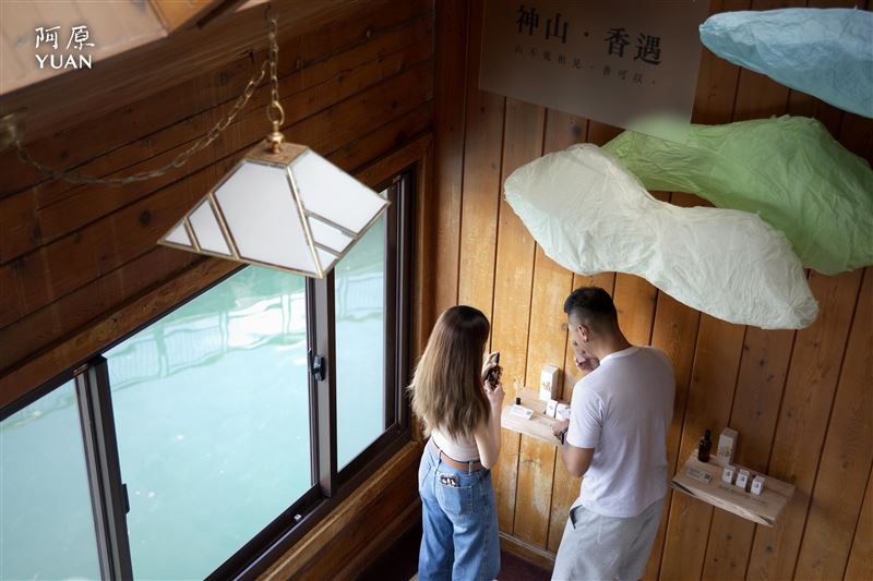 旅人可於「神山香遇」主題陳列區親自試聞阿原「雲、霧、曦」三款情境香霧，循著不同香氣層次，感受陽明山的雲氣、林間霧氣與晨曦光影。（圖／飯店旅宿業者提供）