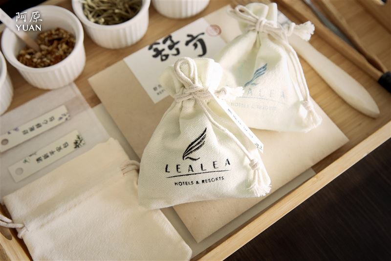 房客可於館內體驗阿原規劃的青草植物包手作，從「清新平安包」與「舒眠靜心包」兩款配方擇一，親手挑選、裝填青草素材，收藏專屬的草木記憶。（圖／飯店旅宿業者提供）