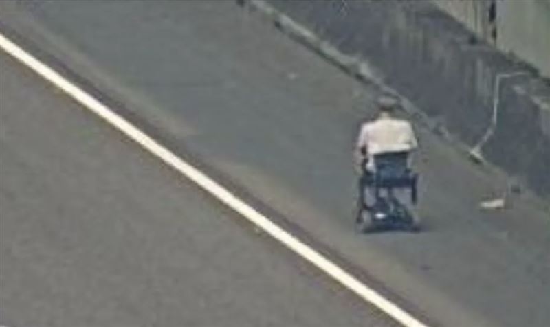 82歲翁「騎電動代步車」誤闖國道！畫面曝
