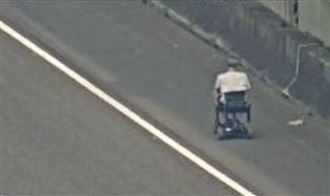 82歲翁「騎電動代步車」誤闖國道！畫面曝
