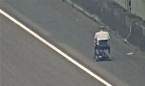 82歲翁「騎電動代步車」誤闖國道！畫面曝