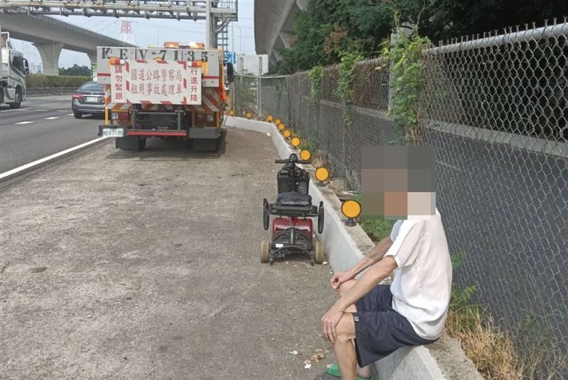 國道警方獲報後趕赴現場,順利將老翁引導至避車彎處。(圖/翻攝畫面)