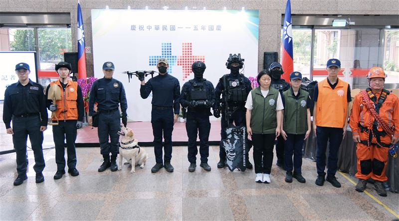 內政部今(1)日宣布,今年國慶大會首度規劃全社會防衛韌性遊行,集結公務機關、替代役、民間與宗教團體等5大梯隊、逾2500名防災士展演。(圖/內政部提供)