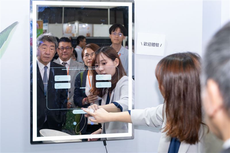 「銀光科技主題館」透過互動體驗，讓現場參觀者實際操作手機、平板及電腦平台，了解科技如何整合生理數值、生活作息與照護紀錄，協助第一線照護人員更即時掌握個案狀況，提升照護資訊掌握效率。（圖／資策會提供）