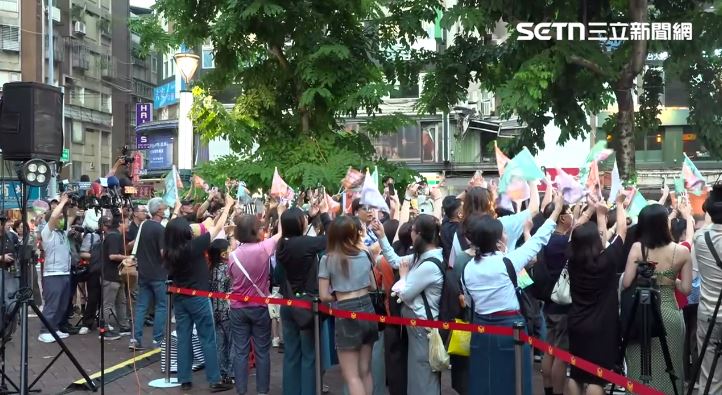 沈伯洋大安區肥皂箱活動,大批支持者揮舞旗幟。(圖/翻攝畫面)