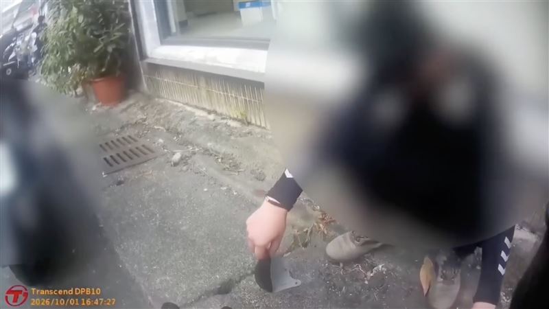 黃在行兇過程中也遭辣椒水波及,被趕到的警員制伏帶回。(圖/翻攝畫面)
