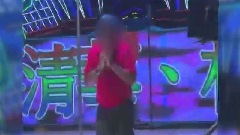 舞者貼身互動！阿伯塞千元冥幣打賞被抓包