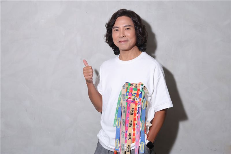 郭子30多年來累積超過500首創作。(圖/寬宏藝術提供)
