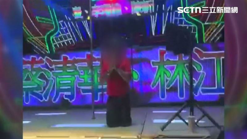 舞者貼身互動！阿伯塞千元冥幣打賞被抓包