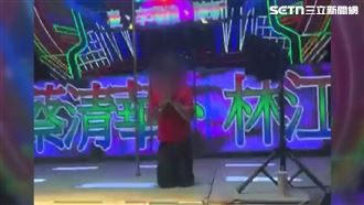 舞者貼身互動！阿伯塞千元冥幣打賞被抓包