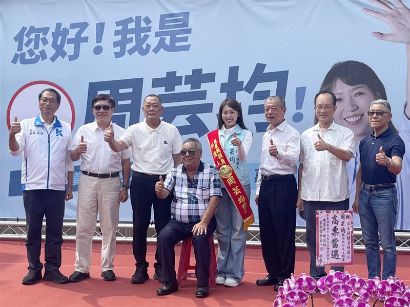 屏東縣議員候選人周芸均成立競選總部,現場湧入逾5000名鄉親,由周典論公開交棒,郝龍斌及藍白政界人士同台力挺。(圖/翻攝畫面)