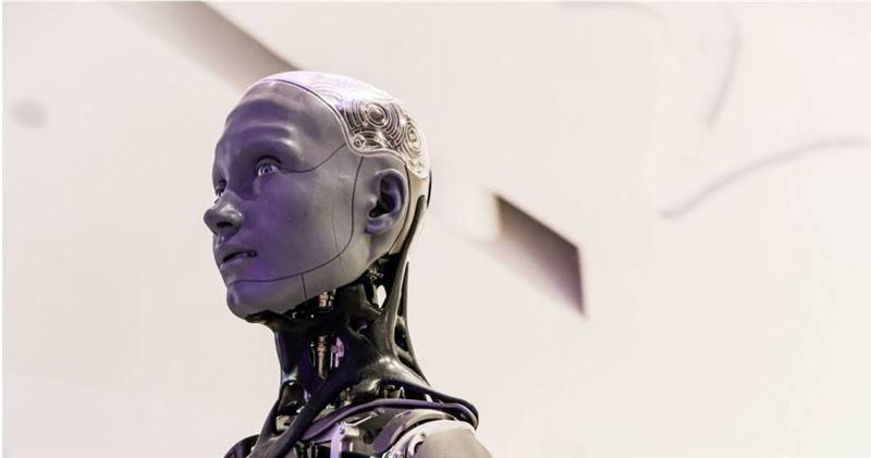 隨著全球人工智慧(AI)普及,越來越多上班族開始擔憂「被機器取代」。(示意圖/PIXABAY)