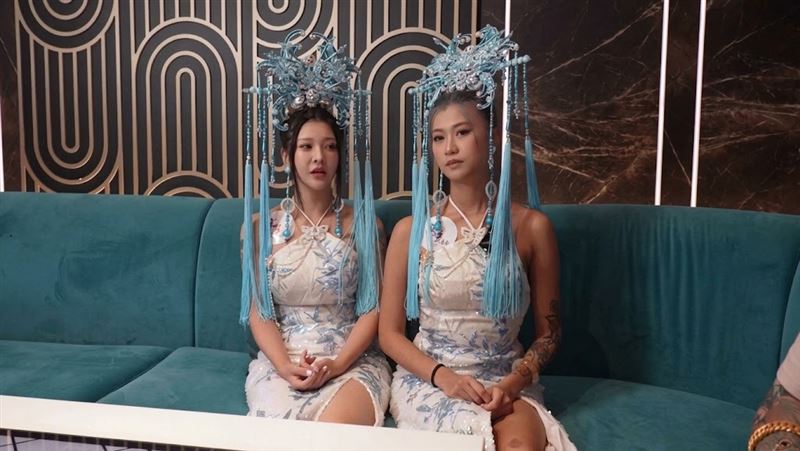 禮生入行門檻講求身材與臉蛋,且需配合客人挑選,全天性的遶境行程單場報酬高達7,000至10,000元。(圖/翻攝自蹦闆YouTube)