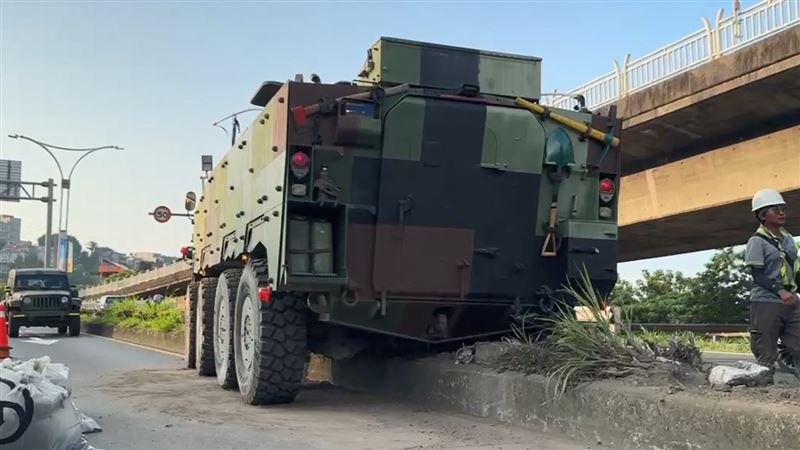 新/畫面曝!國軍八輪甲車自撞…卡分隔島