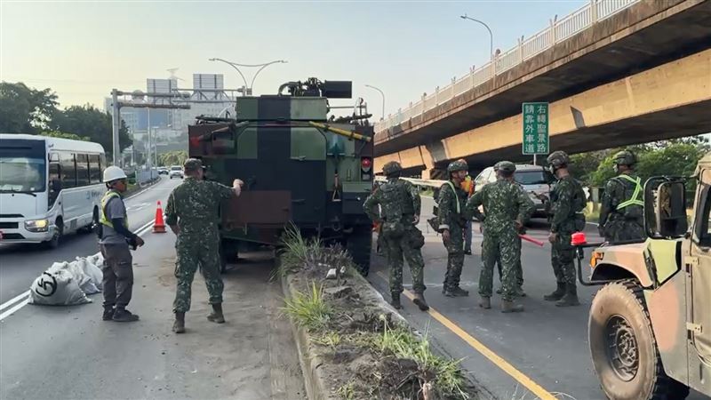 後由前山營區軍方人員請起重工程行,協助將八輪甲車拖吊離現場。(圖/翻攝畫面)