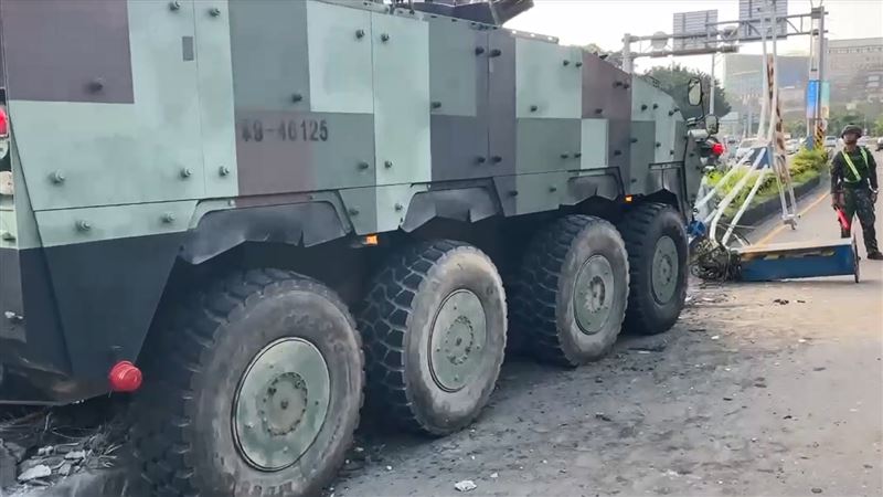 整輛輪甲車卡在分隔島上。(圖/翻攝畫面)