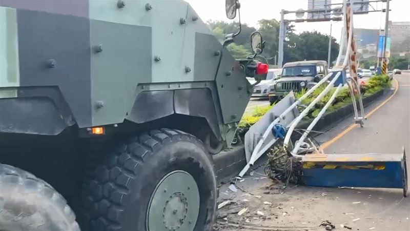 新北市淡水區關渡大橋往台北方向今天(2日)清晨發生國軍的八輪甲車自撞事故。(圖/翻攝畫面)