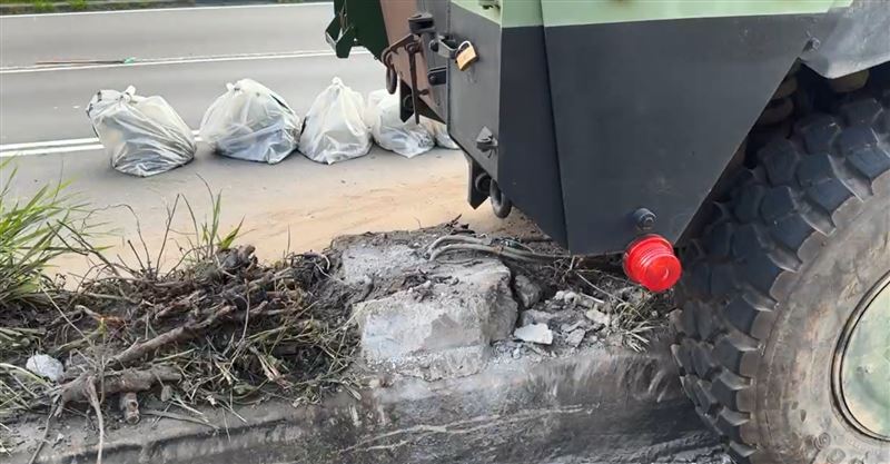整輛輪甲車卡在分隔島上。(圖/翻攝畫面)