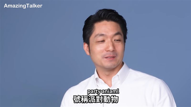 台北市長蔣萬安被網友挖出其2年前上網路節目的片段，當時他不僅親口自稱「碩加博」，還大談矽谷律師經驗與完美英文。（圖／翻攝自YouTube-驚奇玩起來 AmazingTalker Show頻道）