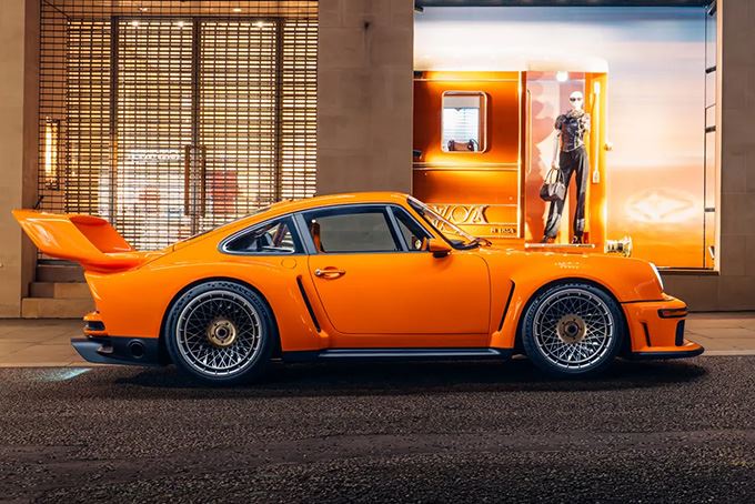 外觀採用搶眼的橘色車漆，內裝也以橘色皮革呼應。（圖／翻攝Sotheby’s網站）
