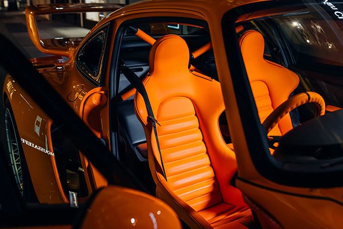 車艙以硬派的賽車設定打造，並賦予車身同色內裝。（圖／翻攝Sotheby’s網站）