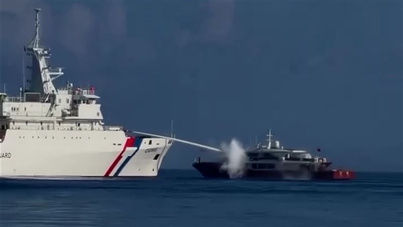 海巡艦艇以高壓水柱強勢驅逐越界的中國漁船。（圖／翻攝畫面）