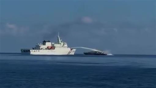 海巡出手了　射「水炮」驅離越界中國漁船