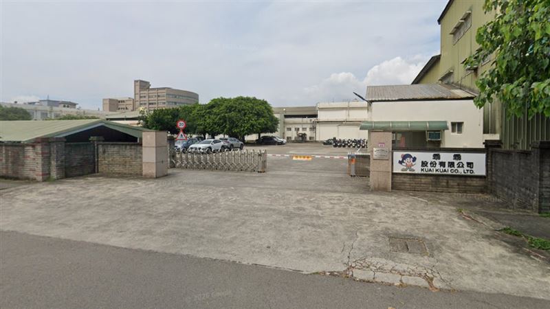 乖乖中壢廠工會代表日前與桃園市產業總工會,到日光中壢廠抗議門口,今天(2日)凌晨5點開始罷工。(圖/翻攝自Google map)