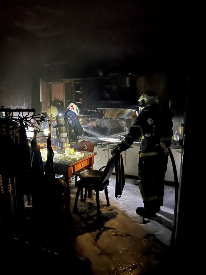 4年前因住家發生火警,導致林姓兄弟嗆傷住進加護病房,出院後產生腦部退化的後遺症。(圖/翻攝畫面)