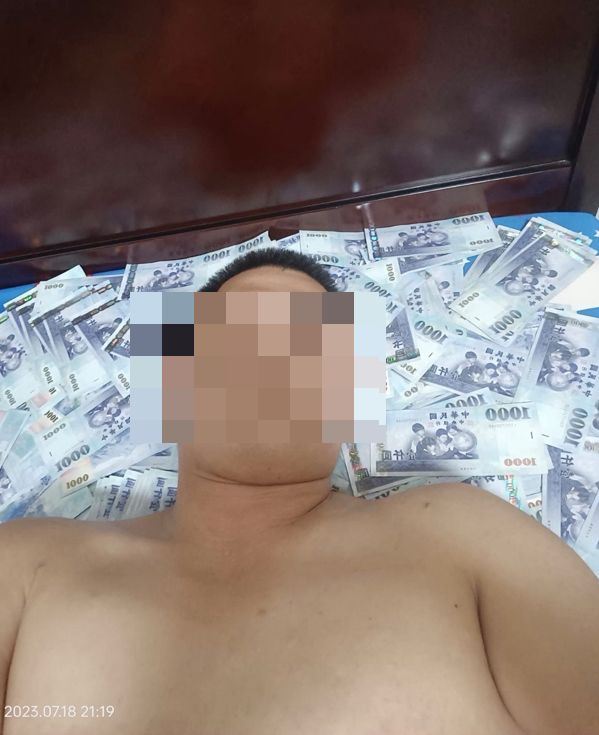 林姓堂哥在臉書高調炫富,千元鈔鋪滿整張床,還購買名牌包、金項鍊,引發親友質疑。(圖/翻攝畫面)
