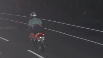 限速60飆到105！男「伸腳遮牌」下場慘了