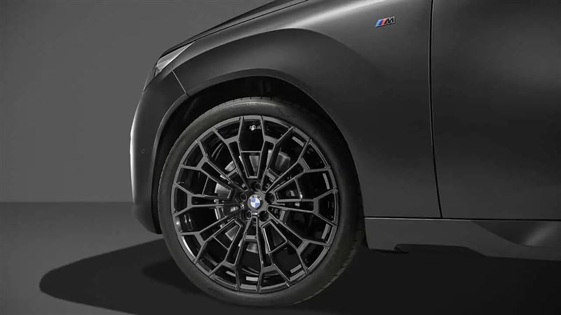黑色套件還有22吋M黑色輪圈、高光黑色煞車卡鉗。(圖/翻攝BMW網站)